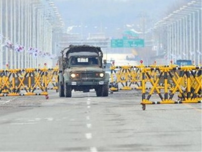 Rào chắn trên đường dẫn vào khu liên hợp công nghiệp Kaesong tại thành phố biên giới Paju ngày 25/4. (Nguồn: AFP/TTXVN)