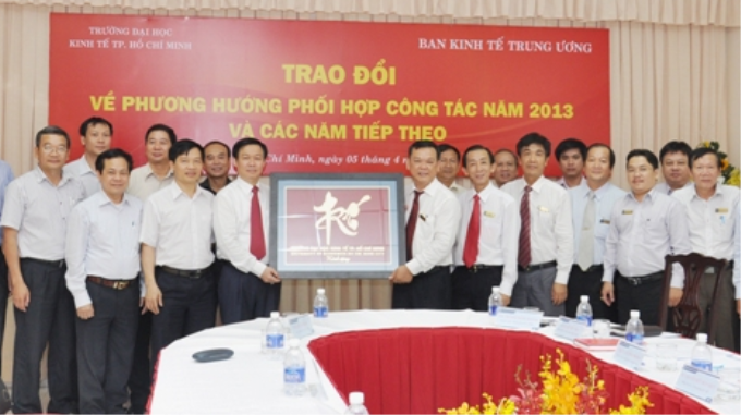 Lãnh đạo, các khoa học của Đại học Kinh tế TP. Hồ Chí Minh và Đoàn công tác của Ban Kinh tế Trung ương.