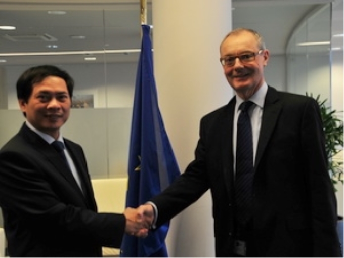 Thứ trưởng Bộ Ngoại giao Việt Nam Bùi Thanh Sơn và Giám đốc điều hành Cơ quan đối ngoại Châu Âu (EEAS) David O’Sullivan. (Ảnh: Đại sứ quán Việt Nam tại Bỉ)