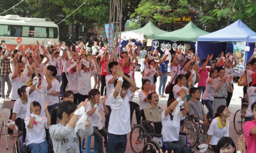 Hơn 1,2 tỷ đồng ủng hộ người khuyết tật, trẻ mồ côi