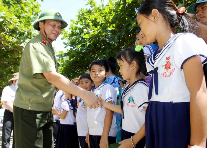 Các em học sinh trên đảo. Ảnh An Đăng - TTXVN