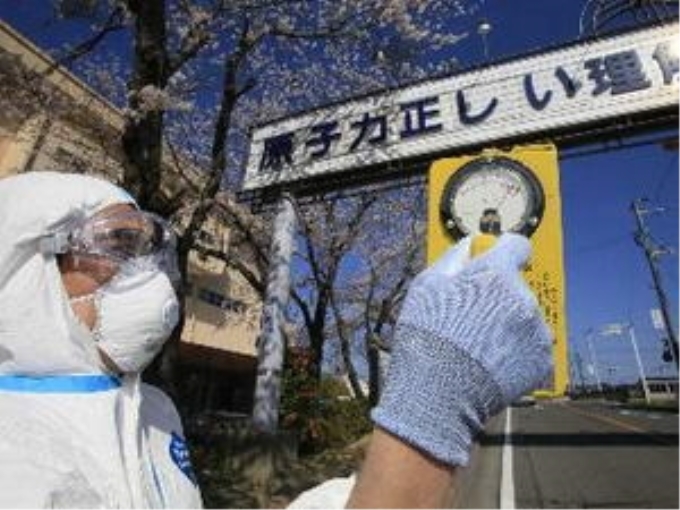 Kiểm tra nồng độ phóng xạ tại thị trấn Futaba, tỉnh Fukushima, cách nhà máy điện hạt nhân Fukushima 10km sau sự cố rò rỉ phóng xạ năm 2011. AFP/ TTXVN