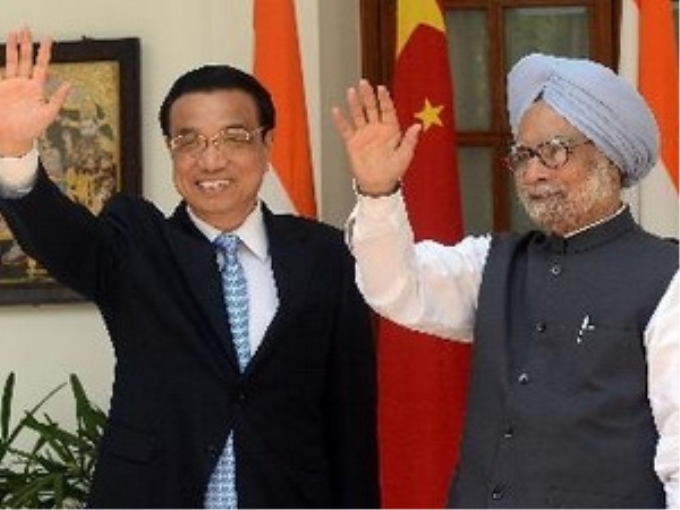 Ngày 20/5, tại New Delhi, Thủ tướng Ấn Độ Manmohan Singh (phải) có cuộc gặp với Thủ tướng Trung Quốc Lý Khắc Cường (trái) đang trong chuyến thăm Ấn Độ. (Nguồn: AFP/TTXVN)