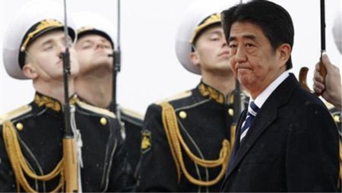 Thủ tướng Shinzo Abe duyệt đội danh dự trong chuyến thăm Nga (ảnh: Reuters)