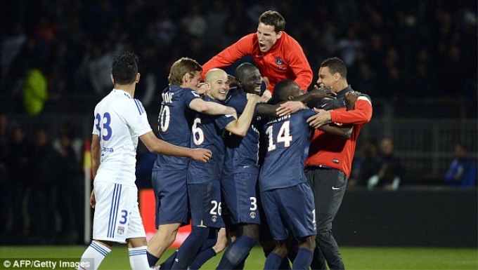 Paris Saint-Germain đã lần đầu tiên lên ngôi Ligue 1 sau 19 năm dài chờ đợi, khi giành chiến thắng tối thiểu 1-0 trước Lyon ở trận đấu muộn vòng 36. Jeremy Memez là người lập công lớn mang về chiếc cúp sớm 2 vòng đấu cho đội bóng thủ đô.  Với chiến thắng này, PSG đã có trong tay 77 điểm, hơn đội bóng xếp ngay sau là Marseille 7 điểm trong khi mùa giải chỉ còn 2 vòng đấu nữa sẽ khép lại.  Tại Gerland rạng sáng nay, với việc chọn lối chơi tấn công, cả Lyon và PSG đã cống hiến cho người hâm mộ một trận cầu mãn nhãn và vô cùng kịch tính. PSG là đội bóng tạo được nhiều tình huống thành bàn nhưng đã không có bàn thắng nào được ghi trong suốt 45 phút đầu tiên.  Chân sút người Thụy Điển, Zlatan Ibrahimovic chính là cầu thủ được chú ý nhiều nhất bên phía PSG, khi anh đã liên tiếp bỏ lỡ đến ba tình huống vô cùng ngon ăn ở trận đấu này.   Niềm vui của các cầu thủ Paris Saint-Germain. (Nguồn: Getty Images)  Trong khi đó, dù không được đánh giá cao bằng, song Lyon cũng đã khiến khung thành của Douchez chao đảo với những pha dứt điểm của Gourcuff, Gonalons và Grenier.  Phải đến phút 53, sau một pha phát đống tấn công của Ibra, bóng đến chân Jeremy Menez và tiền vệ người Pháp đã không bỏ lỡ cơ hội ghi bàn đưa PSG vươn lên dẫn trước.  Trong phần lớn thời gian còn lại của trận đấu, Lyon cố gắng tìm bàn san hòa cách biệt nhưng sự xuất sắc của thủ thành Nicolas Douchez không cho phép họ làm điều đó.  Với chiến thắng này, PSG đã chính thức lên ngôi Ligue 1 sớm trước hai vòng đấu. Đây cũng là lần đầu tiên sau 19 năm dài chờ đợi họ mới có thể lại giành chiếc cúp vô địch tại giải đấu danh giá nhất nước Pháp.  Trong khi đó, thất bại khiến Lyon chưa thể chắc chắn giành vé tham dự Champions League mùa giải tới. Lyon hiện có 63 điểm và chỉ hơn Lille và Nice 3 điểm. Ở hai trận đấu còn lại, Lyon sẽ phải đối mặt với đối thủ trực tiếp là Nice và đội bóng không còn mục tiêu gì Rennes.   Niềm vui của Beckham và Ibrahimovic.   PSG hân hoan trong niềm vui chiến thắng.   Cổ động viên PSG đổ ra đường ăn mừng.      Huy Anh (Vietnam+