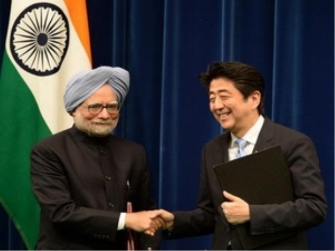 Thủ tướng Ấn Độ Manmohan Singh gặp Thủ tướng Nhật Bản Shinzo Abe ở Tokyo. (Nguồn: AFP)