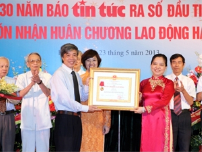 Báo Tin tức vinh dự đón nhận Huân chương Lao động hạng Nhì. (Ảnh: Dương Giang/TTXVN)