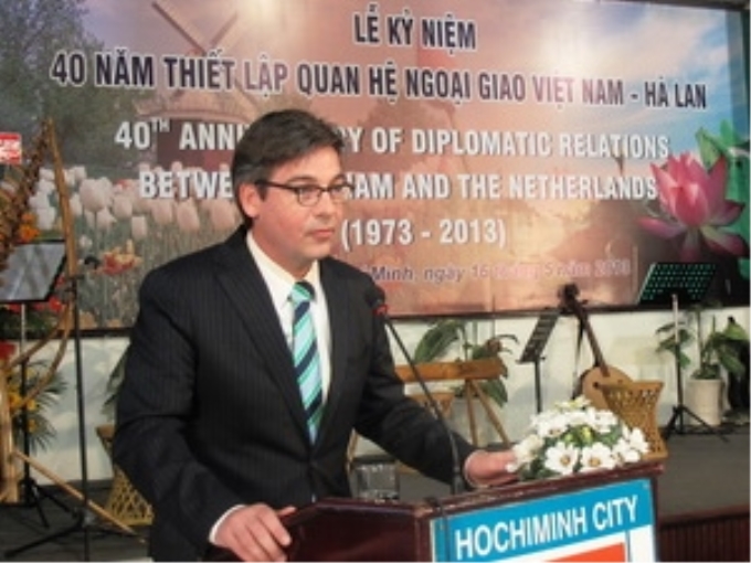 Ông Simon van der Burg, Tổng lãnh sự Hà Lan tại Thành phố Hồ Chí Minh phát biẻu tại lễ kỷ niệm. (Ảnh: Hoàng Anh Tuấn/Vietnam+)