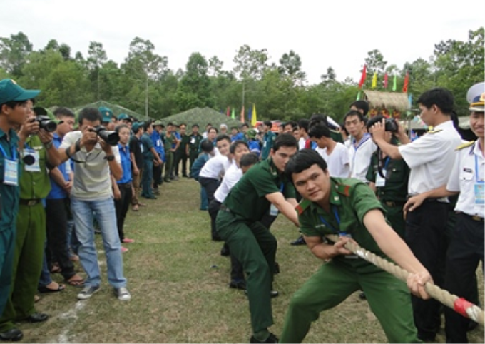 Các thành viên Hội trại "Tuổi trẻ giữ biển" năm 2013 tham gia trò chơi rèn luyện sức khoẻ.