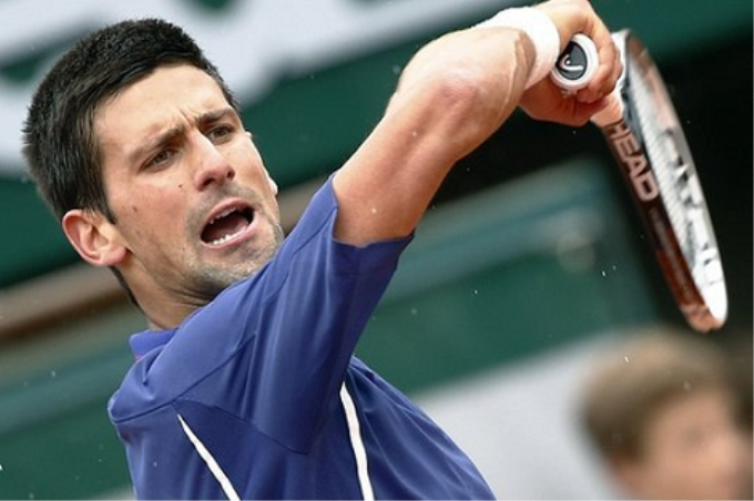 Novak Djokovic chạy đua với cơn mưa để ghi tên mình vào vòng 3.