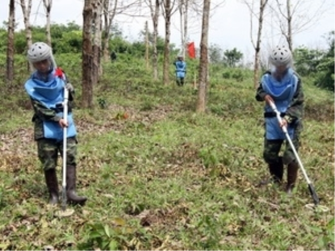 Rà phá bom, mìn trên những diện tích đất nông nghiệp thuộc xã Hương Hòa, huyện Nam Đông. Ảnh minh họa. (Ảnh: Trọng Đức/TTXVN)