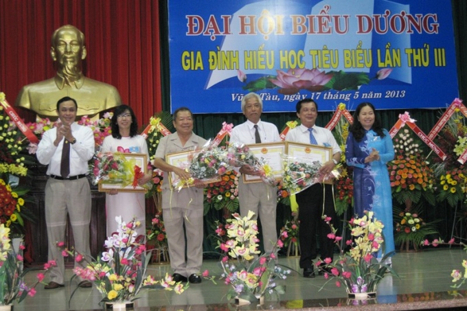 Ông Phạm Quang Khải – Phó Bí thư Thường trực Tỉnh ủy  và bà Nguyễn Thị Yến – Trưởng Ban Dân vận tặng giấy khen của tỉnh cho các tập thể có thành tích trong công tác khuyến học.