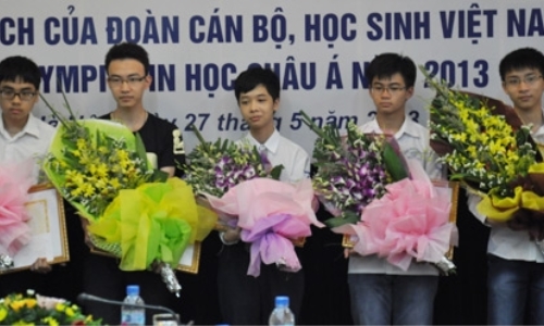 Khen thưởng các HS đoạt giải Olympic Tin học châu Á