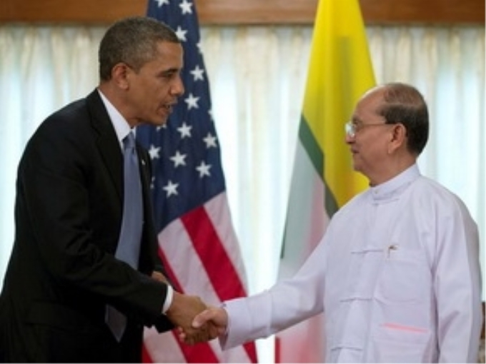 Tổng thống Obama gặp Tổng thống Thein Sein khi đi thăm Myanmar (Ảnh: AP)