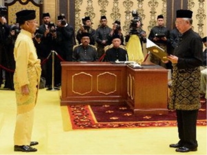 Thủ tướng Najib Razak (phải) tuyên thệ nhậm chức trước Quốc vương Abdul Halim Mu'adzam Shah (trái) tại Kuala Lumpur. (Nguồn: AFP/TTXVN)