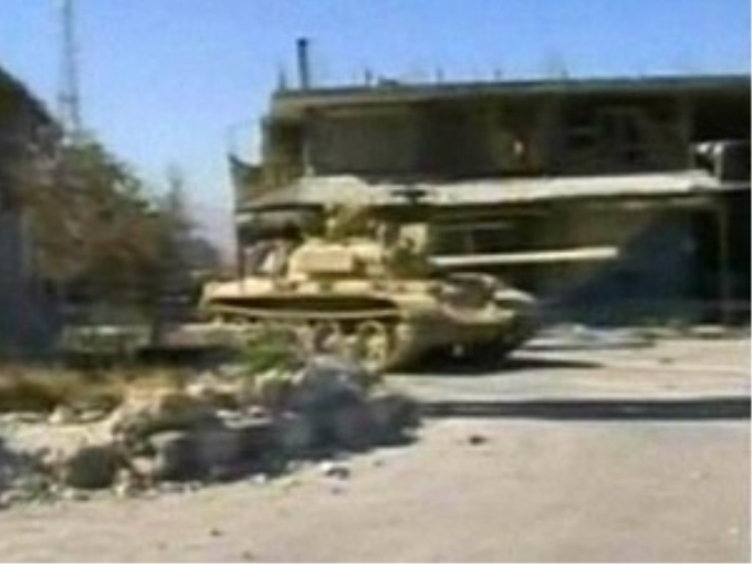 Xe quân sự quân đội Syria tuần tra trên đường phố thị trấn Qusayr ngày 5/6. (Nguồn: AFP/TTXVN)