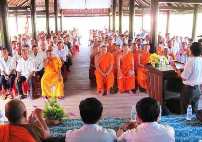 Buổi họp mặt tuyên truyền cho đồng bào Khmer tại chùa Xiêm Cán, xã Vĩnh Trạch Đông, TP. Bạc Liêu.