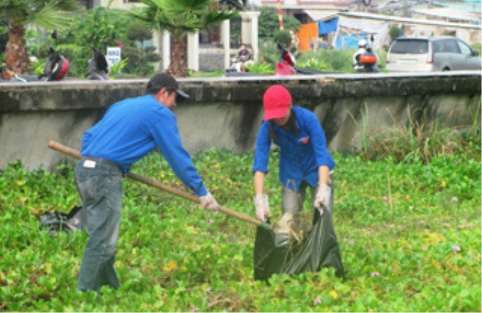 Thanh niên tham gia làm sạch môi trường tại TP Đà Nẵng. (Ảnh: VGP/Lưu Hương)