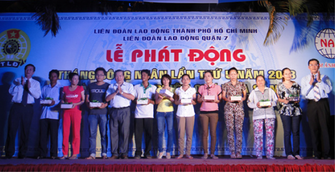 Trao quà hỗ trợ công nhân có hoàn cảnh khó khăn tại Lễ phát động "Tháng công nhân 2013" của Liên đoàn Lao động quận 7 - TP. Hồ Chí Minh