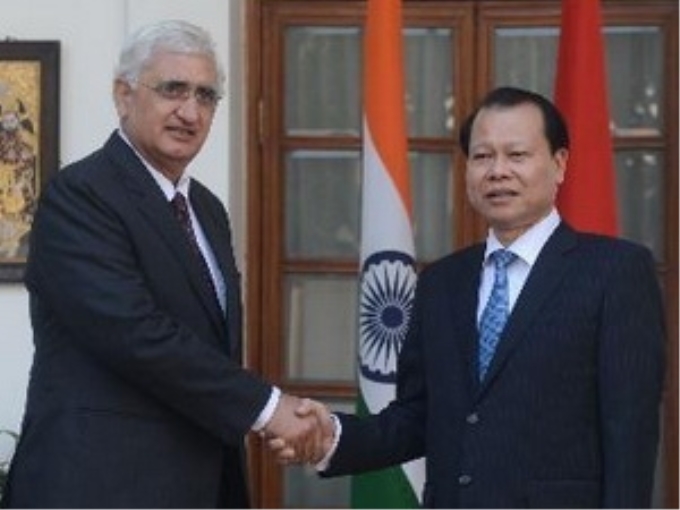 Ngoại trưởng Ấn Độ Salman Khurshid tiếp Phó Thủ tướng Việt Nam Vũ Văn Ninh tháng 1/2013 (Nguồn: AFP/TTXVN)