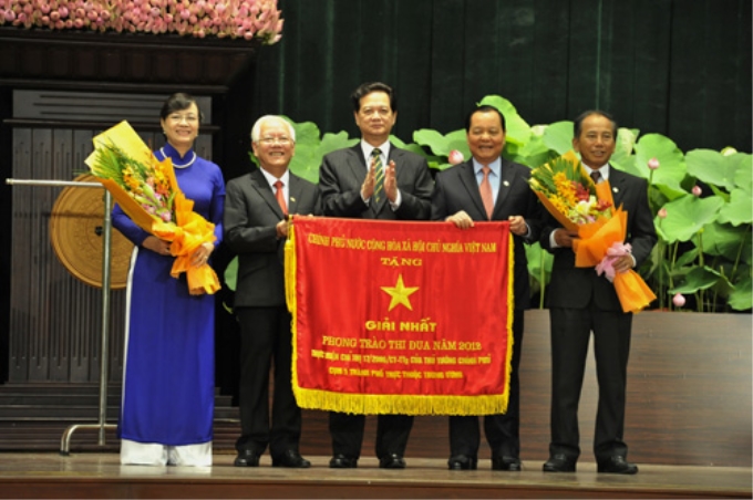 Thủ tướng Nguyễn Tấn Dũng trao tặng Kỷ niệm chương “Vì sự nghiệp thi đua, khen thưởng” cho các đồng chí nguyên lãnh đạo Đảng, Nhà nước và lãnh đạo TP Hồ Chí Minh - Ảnh: VGP/Mạnh Hùng