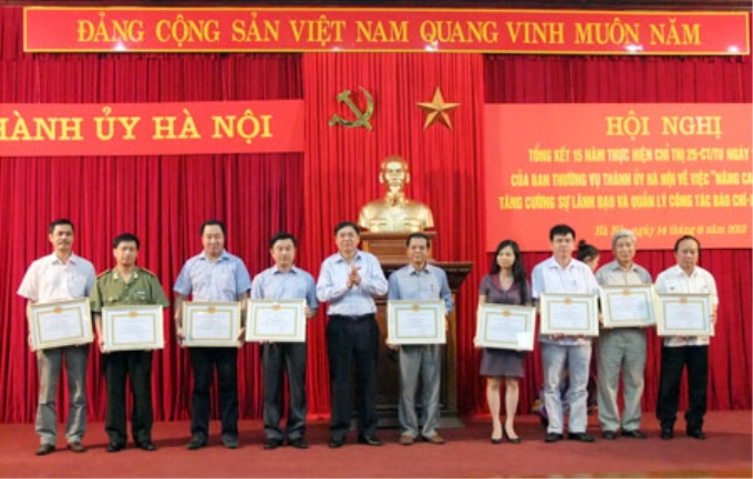 Phó Bí thư Thường trực Thành ủy Hà Nội Nguyễn Công Soái trao Bằng khen cho các tổ chức đã thực hiện tốt Chỉ thị 25