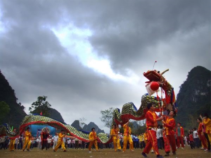 Múa Rồng tại lễ hội Lồng tồng ở Cao Bằng.