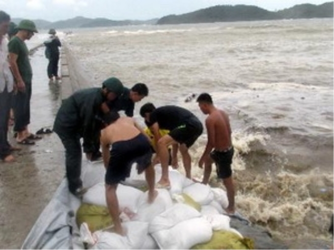 Gia cố phần cầu tàu bị sạt lở do mưa bão trên huyện đảo Cô Tô. (Ảnh: Thu Hằng/TTXVN)