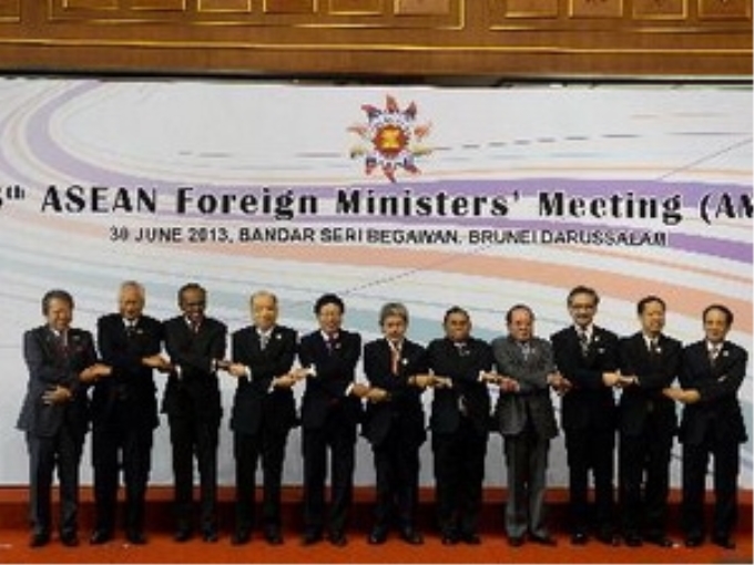 Bộ trưởng ngoại giao các nước ASEAN chụp ảnh chung tại hội nghị. (Ảnh: AFP/TTXVN)