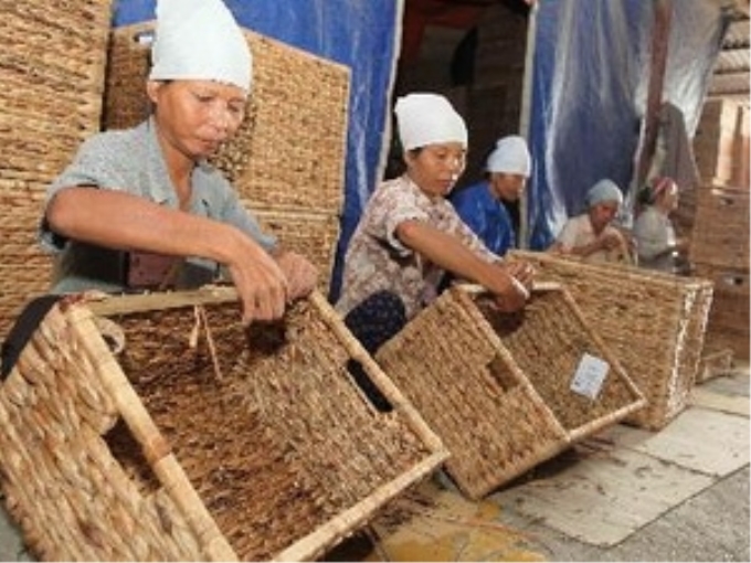 Sản xuất hàng mây tre đan xuất khẩu tại Công ty Mây tre đan xuất khẩu Hiền Lương, xã Phú Túc, huyện Phú Xuyên. (Ảnh: Trần Việt/TTXVN)