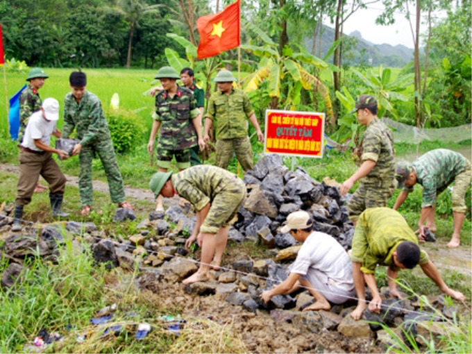 Cán bộ chiến sĩ Bộ Chỉ huy Quân sư tỉnh Ninh Bình giúp nhân dân xã Ninh Hoà (Hoa Lư - Ninh Bình) kè đường giao thông. (Ảnh minh hoạ: Báo Ninh Bình).