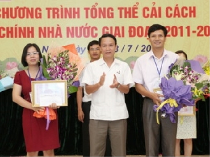 Ông Nguyễn Đức Lợi, Tổng Giám đốc TTXVN trao giải nhì cho đội Quảng Ninh và Bộ Văn hóa-Thể thao và Du lịch. (Ảnh: Lâm Khách/TTXVN)