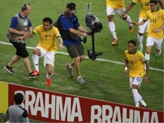 Fred và Neymar thi nhau bắn phá khung thành Tây Ban Nha đưa Brazil lên ngôi.