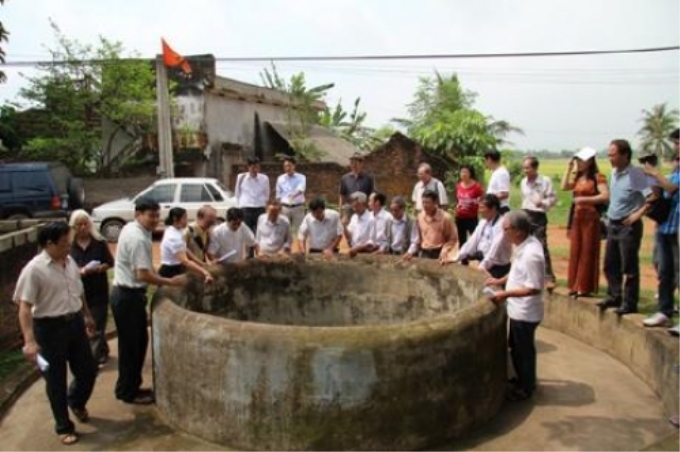 Ðoàn văn nghệ sĩ thăm di tích "Thủ đô văn hóa kháng chiến" tại làng Quần Tín, huyện Triệu Sơn (Thanh Hóa).