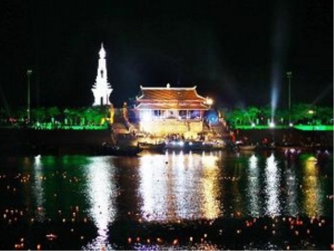 Thả nến tri ân trên sông Thạch Hãn năm 2012. (Ảnh: Hồ Cầu/TTXVN)