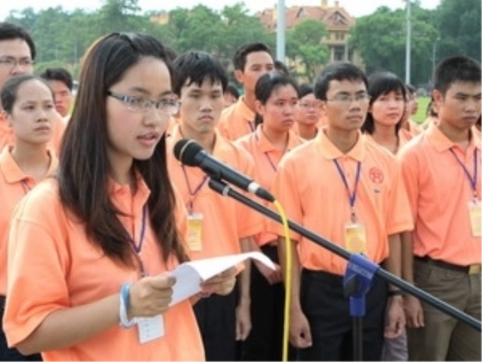 Các thủ khoa báo công trước Lăng Chủ tịch Hồ Chí Minh. Ảnh minh họa. (Ảnh: Đình Trân/TTXVN).