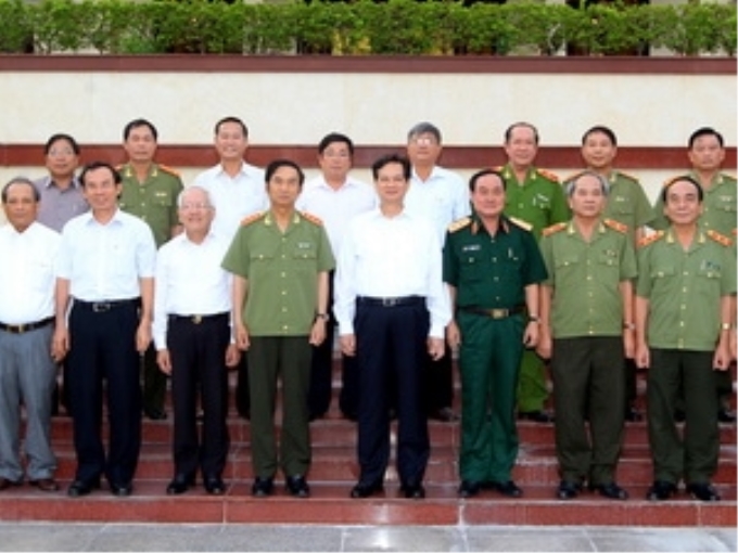 Thủ tướng Nguyễn Tấn Dũng chụp ảnh chung với các đại biểu dự buổi làm việc. (Ảnh: Đức Tám/TTXVN)