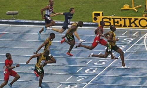 Usain Bolt vô địch thế giới trong cơn mưa Moskva