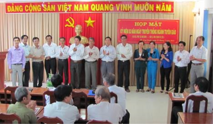 Các đồng chí có thành tích đóng góp vào quá trình xây dựng và phát triển sự nghiệp tuyên giáo nhận kỷ niệm chương của ngành