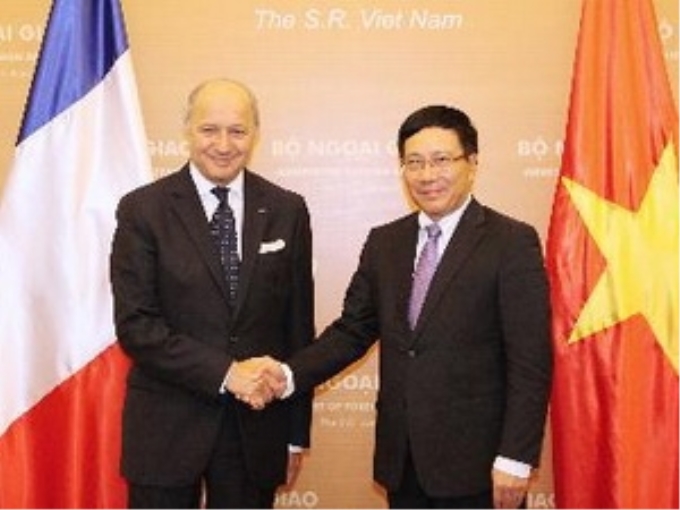 Bộ trưởng Bộ Ngoại giao Phạm Bình Minh đón Bộ trưởng Ngoại giao nước Cộng hòa Pháp Laurent Fabius. (Ảnh: Dương Giang/TTXVN)