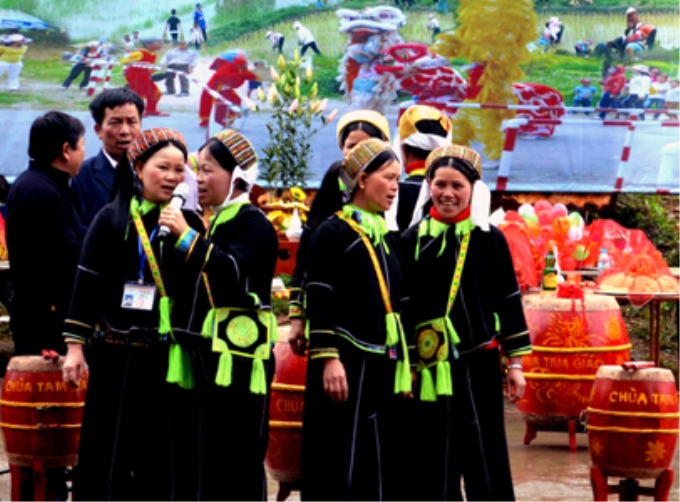 Hội viên Hội Bảo tồn dân ca các dân tộc tỉnh Lạng Sơn tham gia biểu diễn tại Lễ hội Xuân (Ảnh: Báo Lạng Sơn).