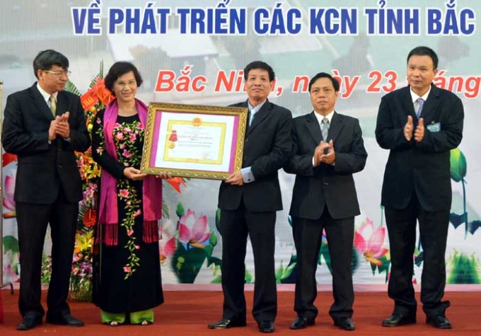 Phó Chủ tịch Quốc hội Nguyễn Thị Kim Ngân trao Huân chương lao động hạng Nhì cho Ban quản lý các KCN tỉnh Bắc Ninh.