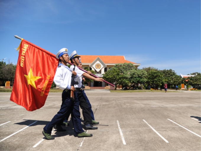 Chào cờ tại đảo Trường Sa lớn. Ảnh: Nguyễn Công Khanh.