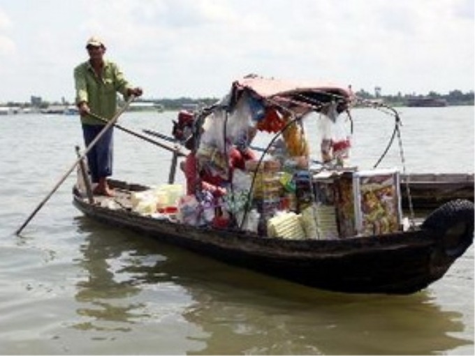 Thuyền bán hàng trên chợ nổi Long Xuyên (An Giang). (Ảnh: Thế Duyệt/TTXVN)