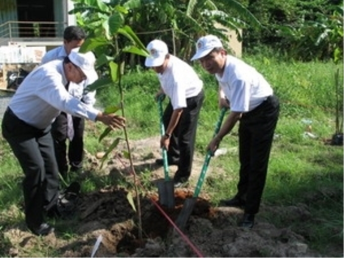 Ảnh: Trồng cây hưởng ứng chiến dịch “Làm cho thế giới sạch hơn”. (Ảnh: Thu Trang/TTXVN)