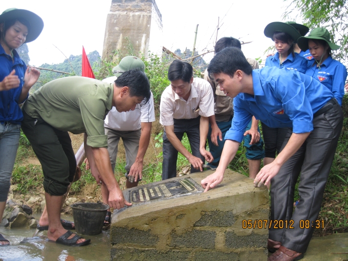 ĐVTN gắn biển công trình thanh niên tại xóm Lục Đồi xã Kim Bình huyện Kim Bôi tỉnh Hòa Bình