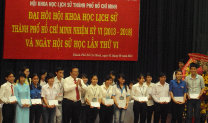 Hội Khoa học Lịch sử Thành phố trao tặng học bổng cho sinh viên giỏi ngành Lịch sử và Văn hoá học. (Ảnh: PSH).