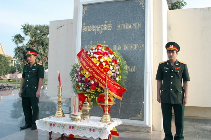 Dâng hương tưởng niệm tại Đài tưởng niệm Quân tình nguyện Việt Nam tại Campuchia. (Ảnh: Xuân Khu/Vietnam+)