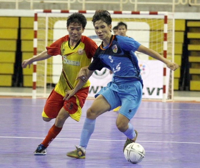 Một pha tranh bóng trong trận trung kết Giải Futsal toàn quốc 2013 giữa hai đội Thái Sơn Nam và Sana Khánh Hòa. (Ảnh: TTXVN)