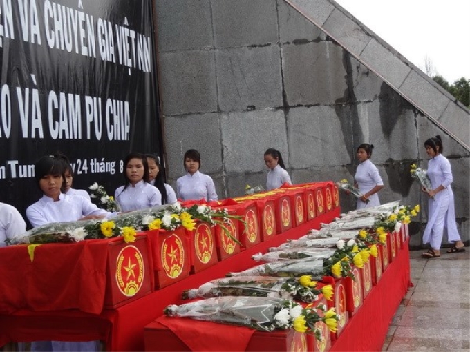 Tỉnh Kon Tum tổ chức Lễ truy điệu và an táng 23 bộ hài cốt liệt sỹ Quân tình nguyện và chuyên gia Việt Nam đã hy sinh tại Campuchia trong chiến tranh. (Ảnh: TTXVN)